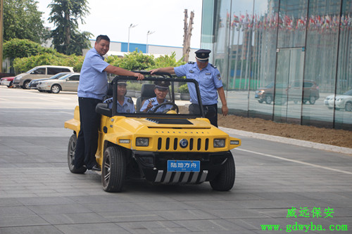 小區(qū)數(shù)十名業(yè)主嫌天天挪車麻煩 把車鑰匙給門衛(wèi)小區(qū)保安