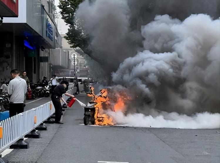 電動車突發自燃 郵儲銀行保安英勇撲救